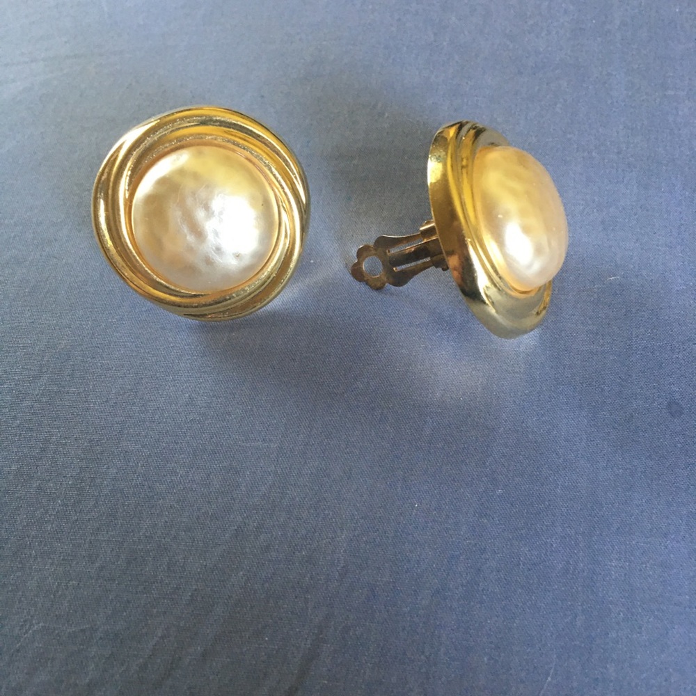 Snow Ball Iridescent Pearl Moon clip on earrings w/gold surround Lightweight /22